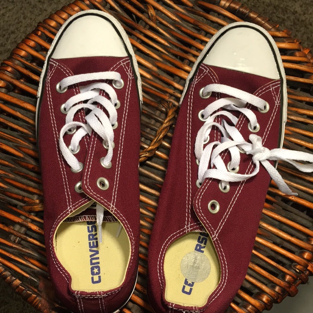Maroon converse size 7